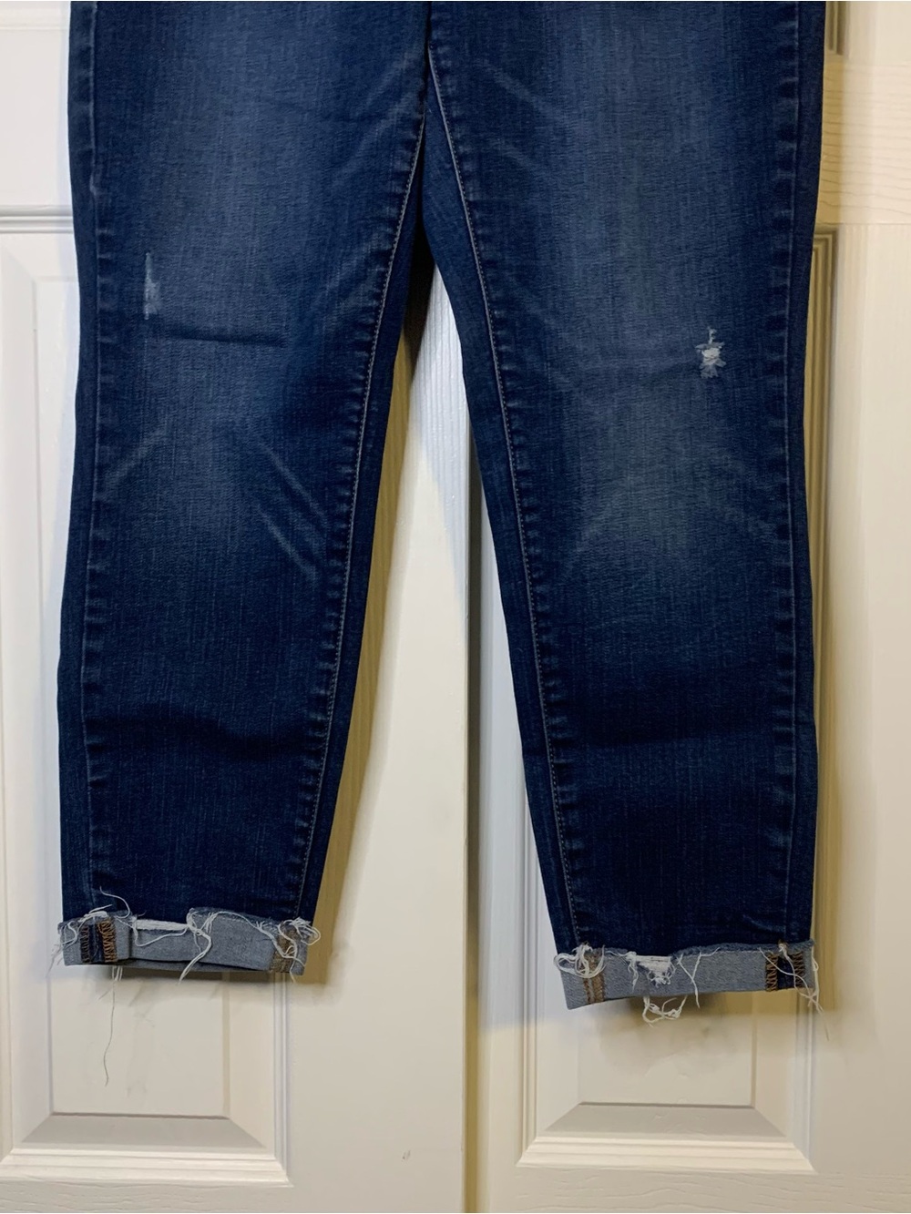 Time & Tru Mid Rise Dark Denim Capri Jeans - Picture 3 of 6